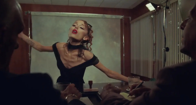 Ariana Grande vo videoklipe k piesni Petal.