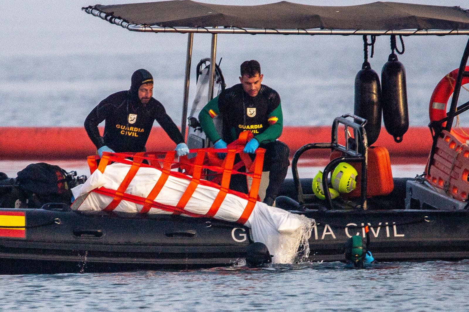 Príslušníci Guardia Civil vytiahli z vody telo migranta v španielskej enkláve Ceuta.