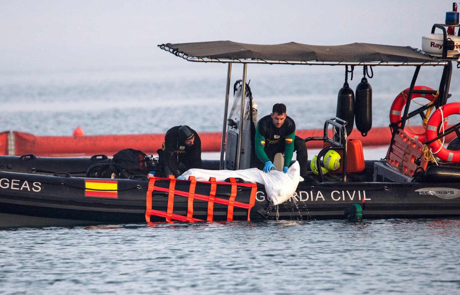 Príslušníci Guardia Civil vytiahli z vody telo migranta v španielskej enkláve Ceuta.