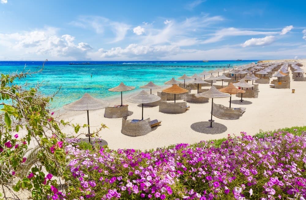 Piesková pláž v Marsa Alam.
