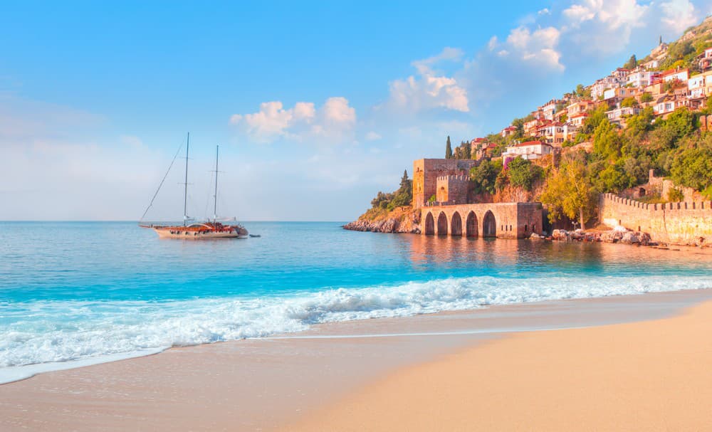 Ikonická Červená veža, jedna z dominánt mesta Alanya.