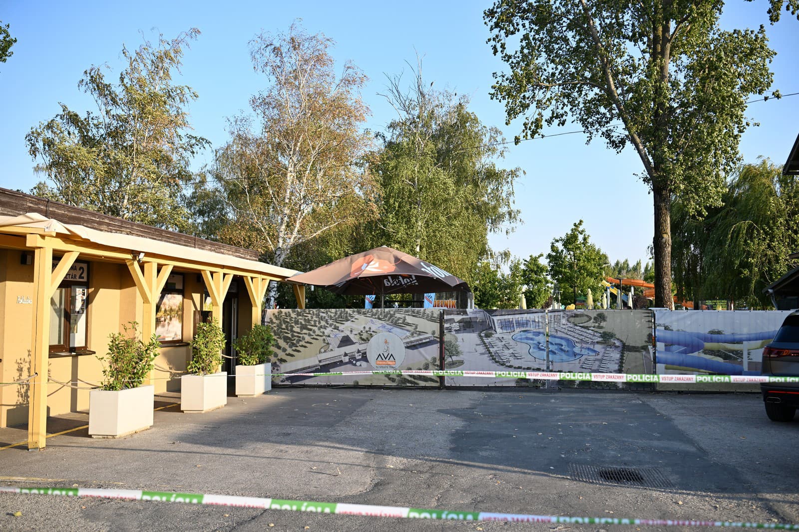 Vstup na kúpalisko AVA Thermalpark Diakovce ohraničený policajnou páskou pri obci Diakovce.