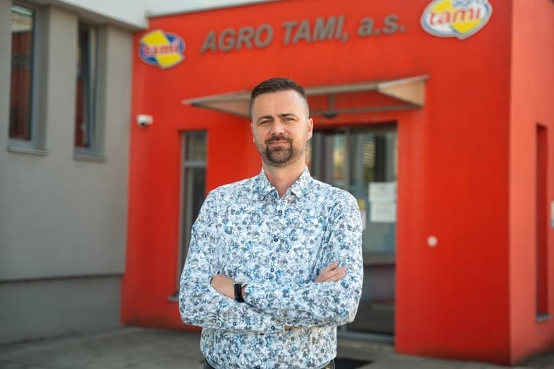 Výrobný riaditeľ spoločnosti Michal Vasiľ hovorí, že ich mliekareň spracuje približne 280-tisíc litrov slovenského mlieka.