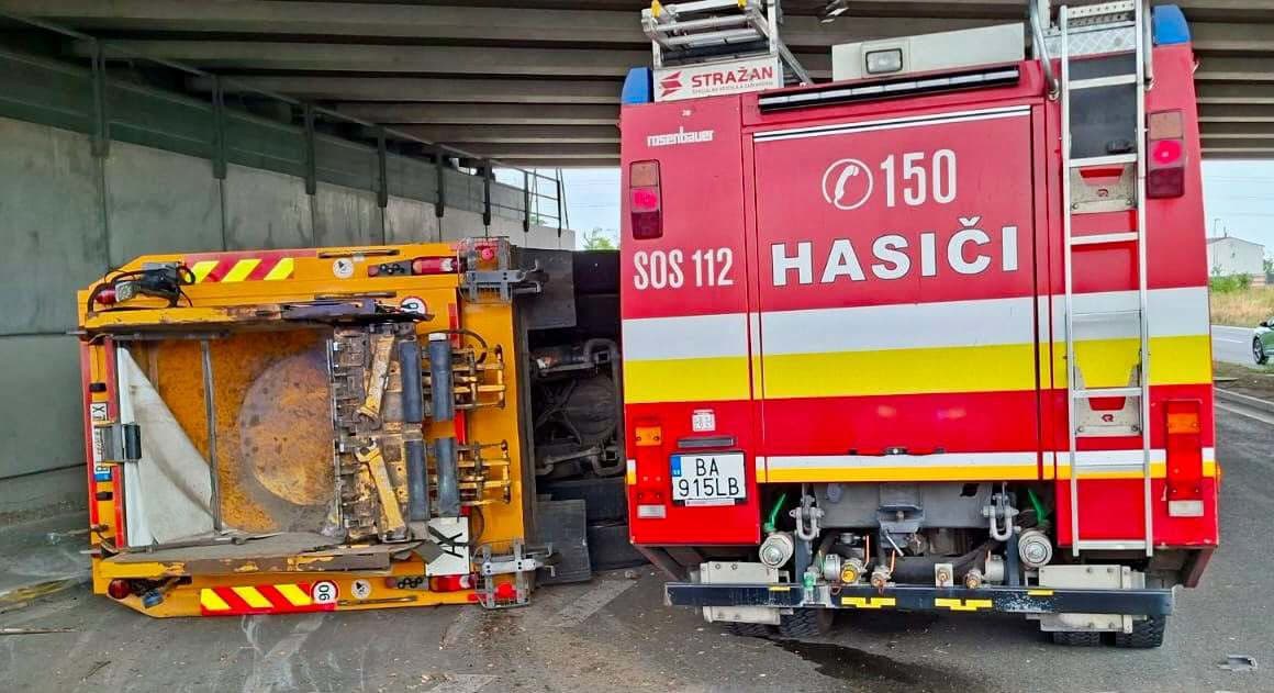 V Bratislave sa prevrátilo smetiarske auto