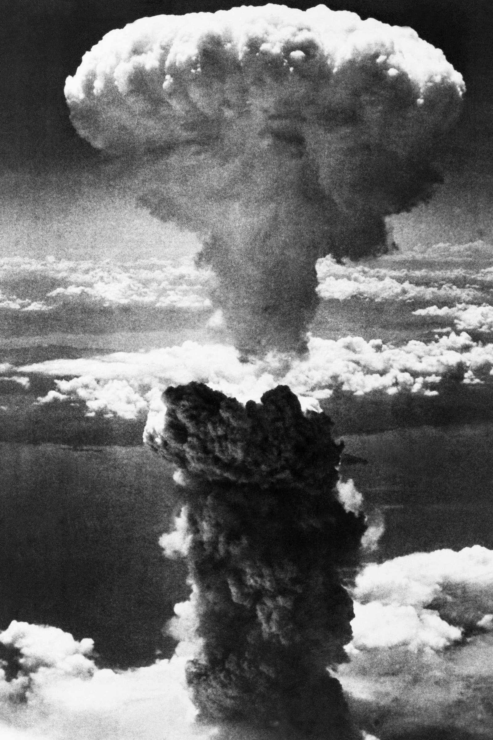 Obrovský stĺp dymu stúpa po výbuchu druhej atómovej bomby použitej vo vojne nad japonským prístavným mestom Nagasaki