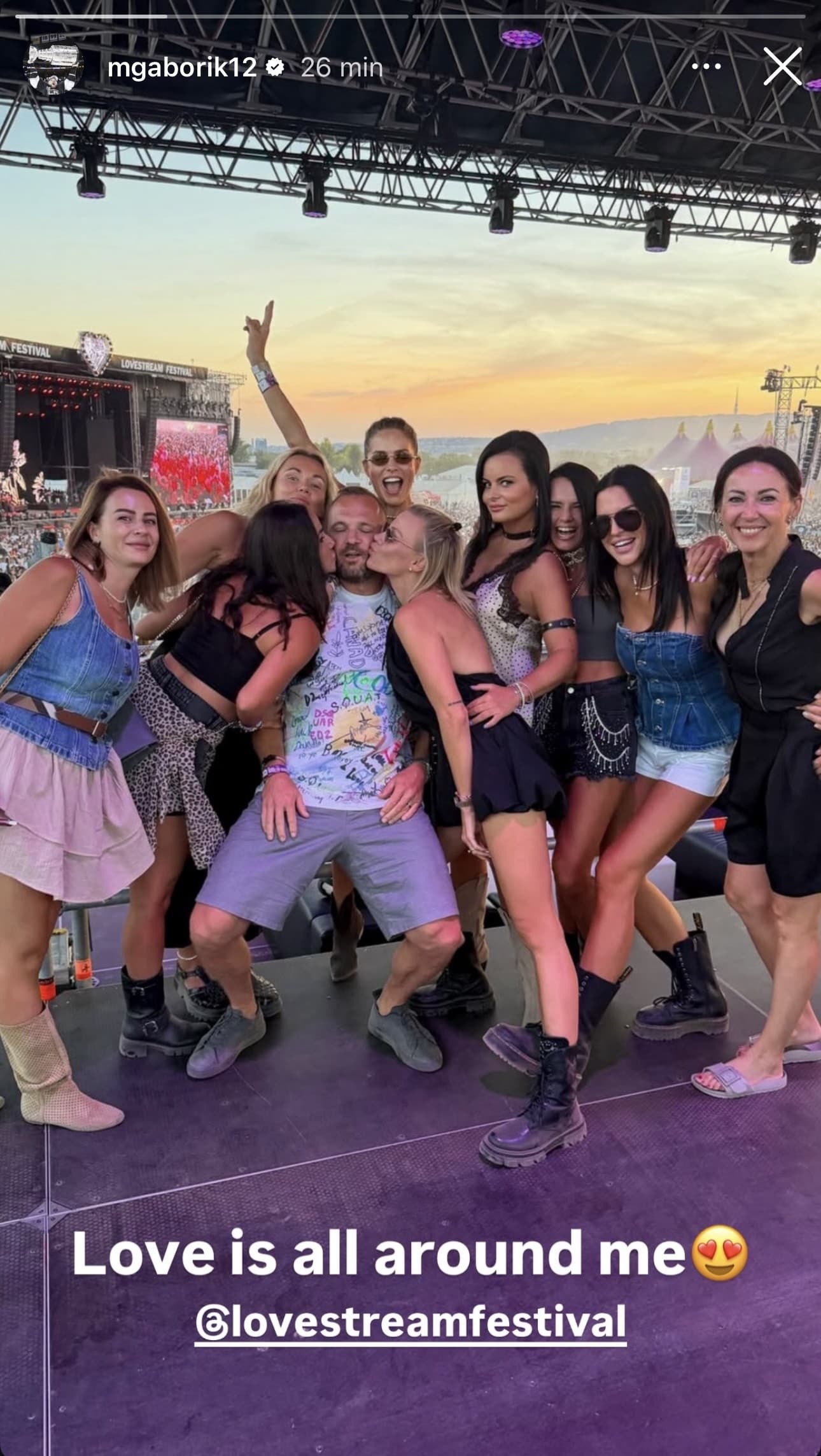 Gáborík provokuje v obkľúčení žien.