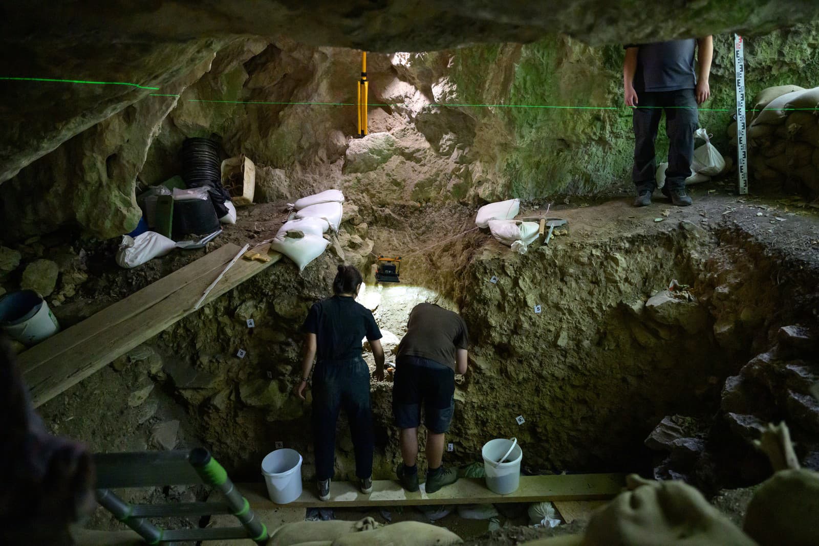 Archeológovia počas výskumu v jasykyni Čertova pec pri obci Radošina.