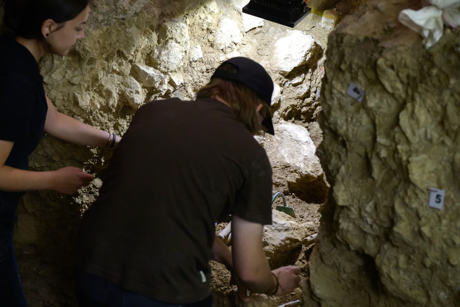 Archeológovia počas výskumu v jasykyni Čertova pec pri obci Radošina.