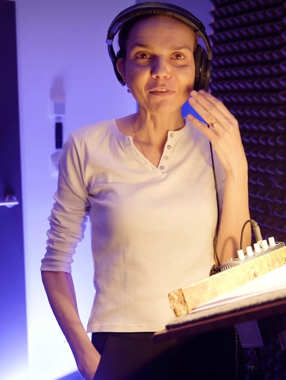 Herečka Petra Vajdová v dabingovom štúdiu. 