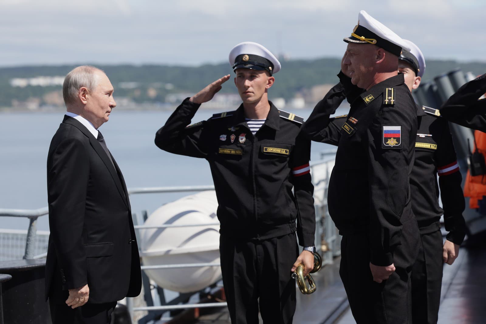 Vľavo Vladimir Putin