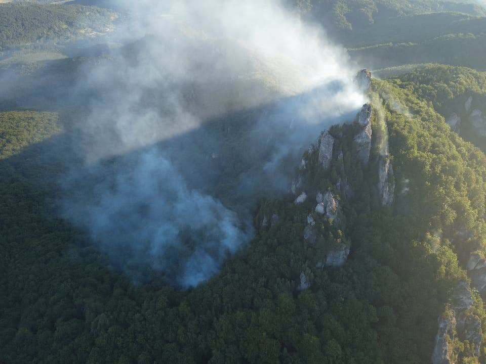 Hasiči pokračujú v likvidácii požiaru v Súľovských skalách