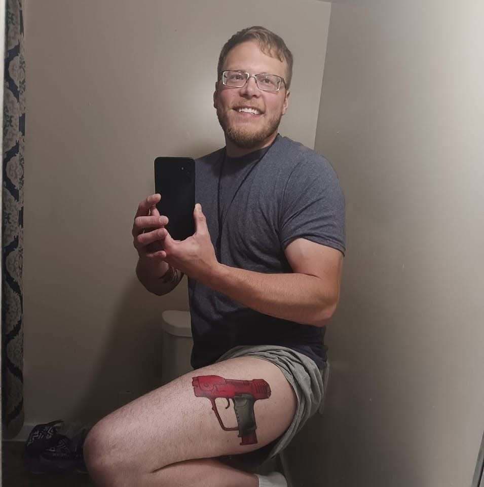 Chad Hickman mal vytetovanú zbraň na stehne