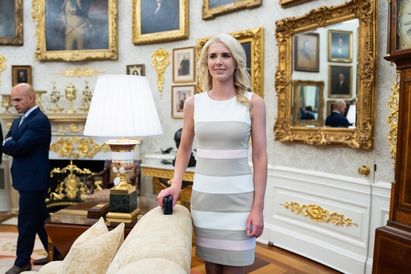 Natalie Harpová je asistentkou Donald Trumpa.