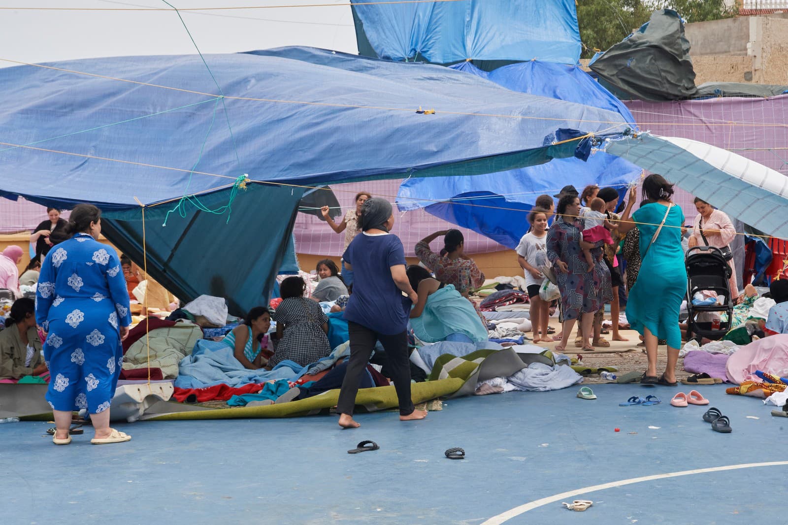 Migranti, ktorí prekročili hranicu z Maroka do Španielska sa zhromažďujú v športovom centre v španielskej exkláve Ceuta