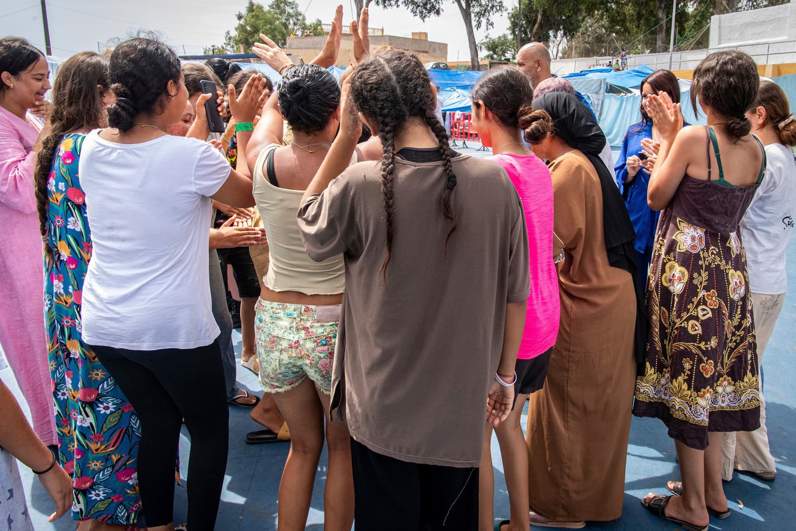 Pohľad na dočasné príbytky migrantov v športovom centre v španielskej exkláve Ceuta