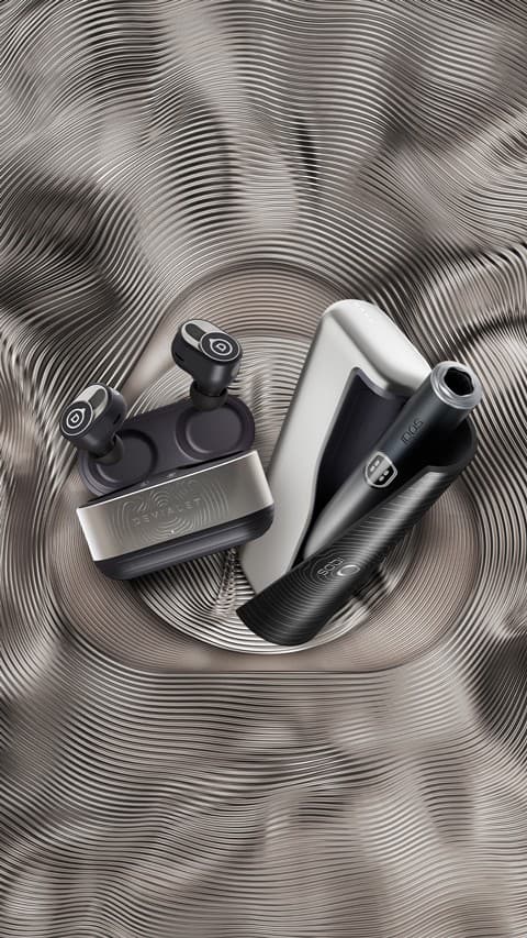 Špeciálny dizajnový branding IQOS-u ladí so slúchadlami s adaptívnym potlačením hluku.