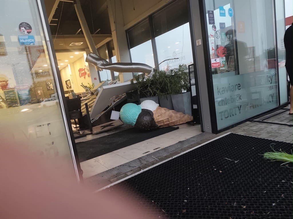 Cukráreň v Ružinove po búrke. 