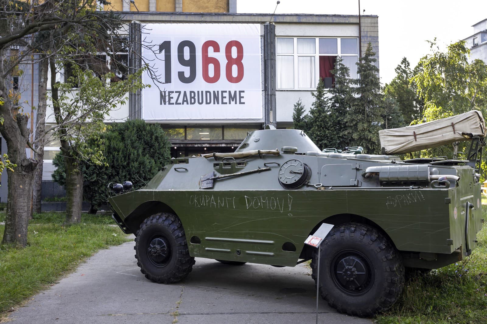 Na snímke obrnený transportér počas vernisáže výstavy Okupácia 1968