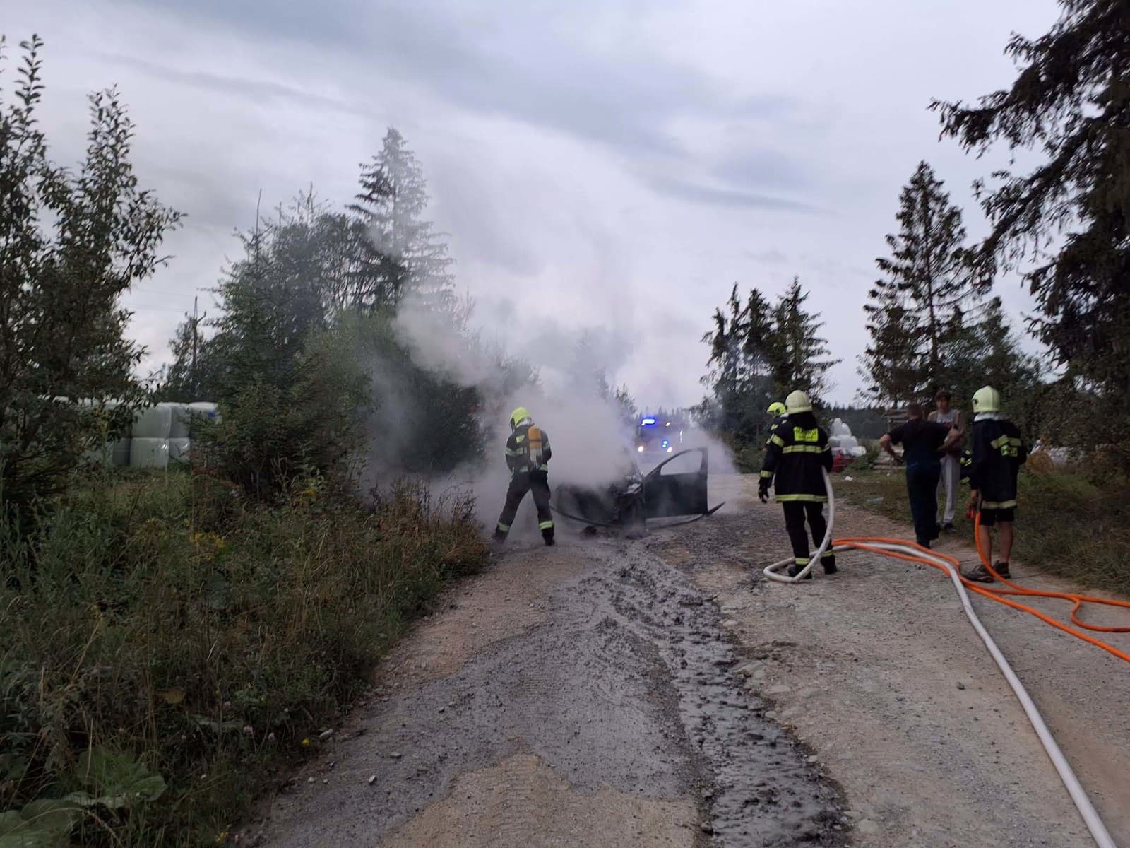 V obci Sihelné horelo osobné auto