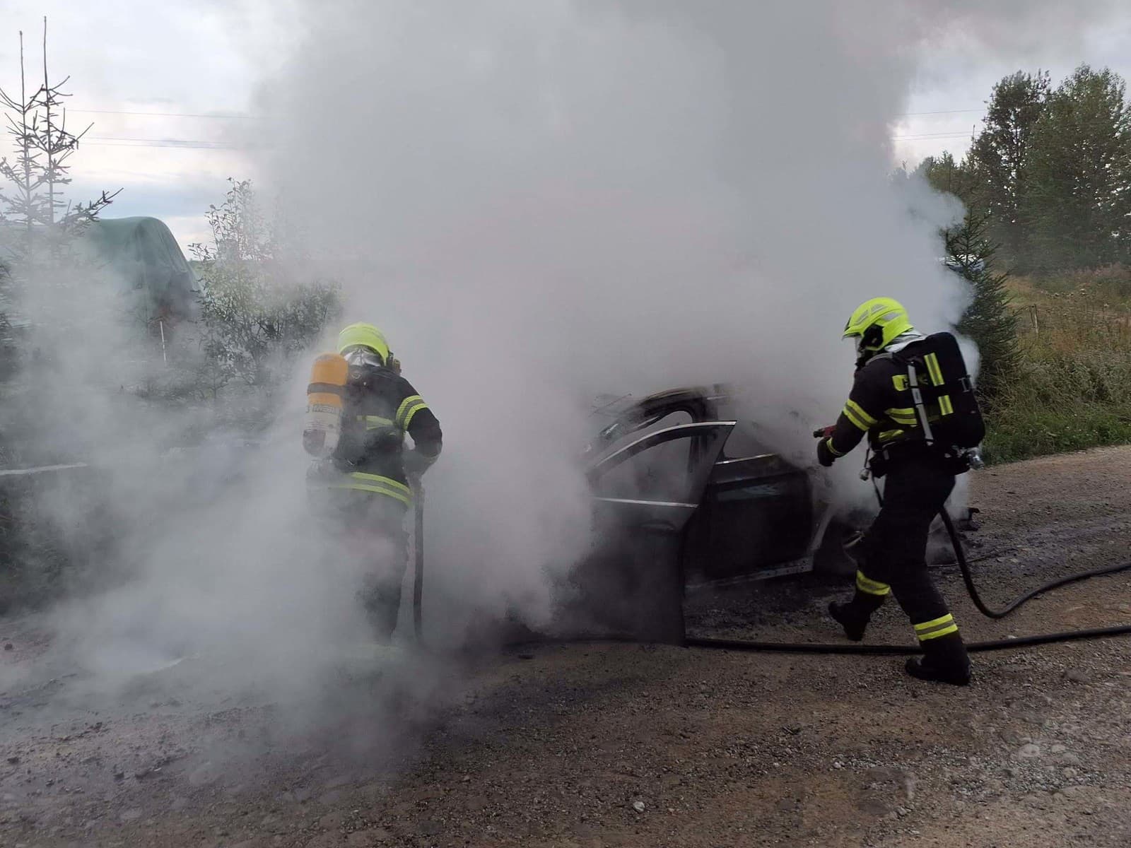 V obci Sihelné horelo osobné auto
