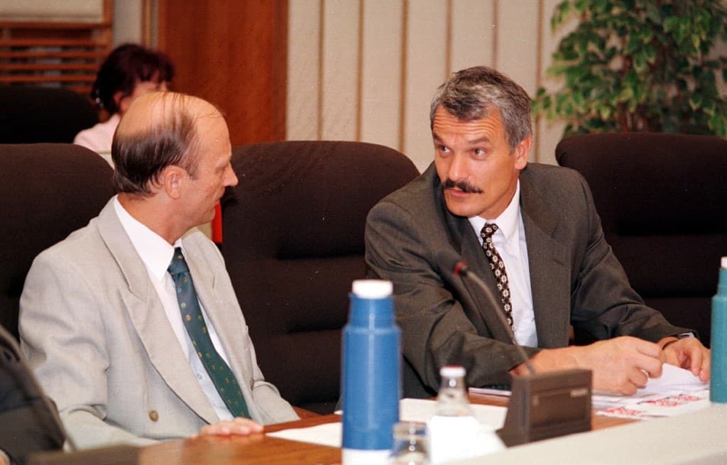 Archívna snímka z roku 1998, vpravo vtedajší minister vnútra Gustáv Krajči 