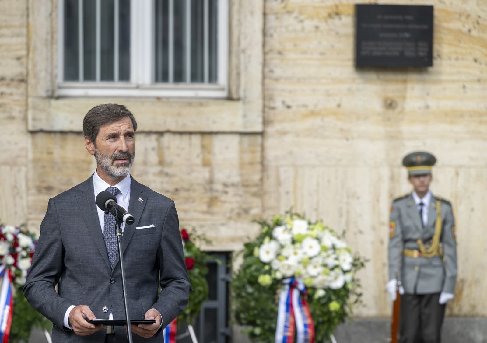 Minister zahraničných vecí a európskych záležitostí SR Juraj Blanár (Smer-SD) hovorí počas pietnej spomienky na obete okupácie Československa vojskami Varšavskej zmluvy pri pamätnej tabuli pred budovou Univerzity Komenského na Šafárikovom námestí v Bratislave