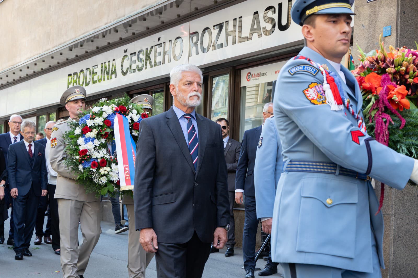 Český prezident Petr Pavel počas pietneho aktu pred Českým rozhlasom, kde si politici a verejnosť pripomenuli 58. výročie začiatku okupácie Československa