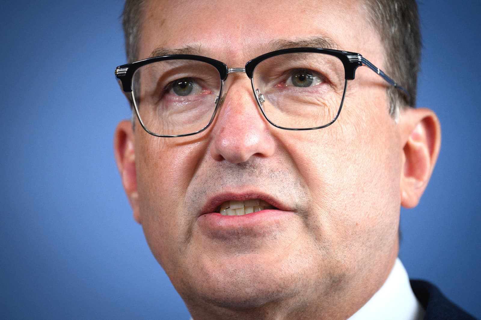 Nemecký minister vnútra Alexander Dobrindt reční počas tlačovej konferencie k zbraniam, ktoré nemecké bezpečnostné zložky minulý rok našli neďaleko Berlína.