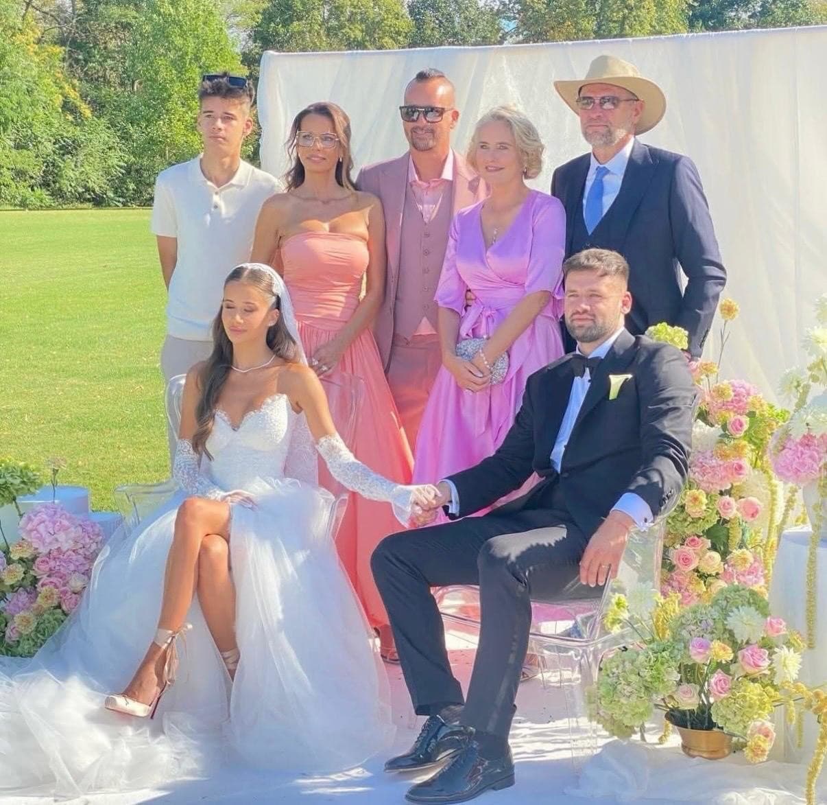 Filip Sulík a Viktória s rodinou na svadbe.