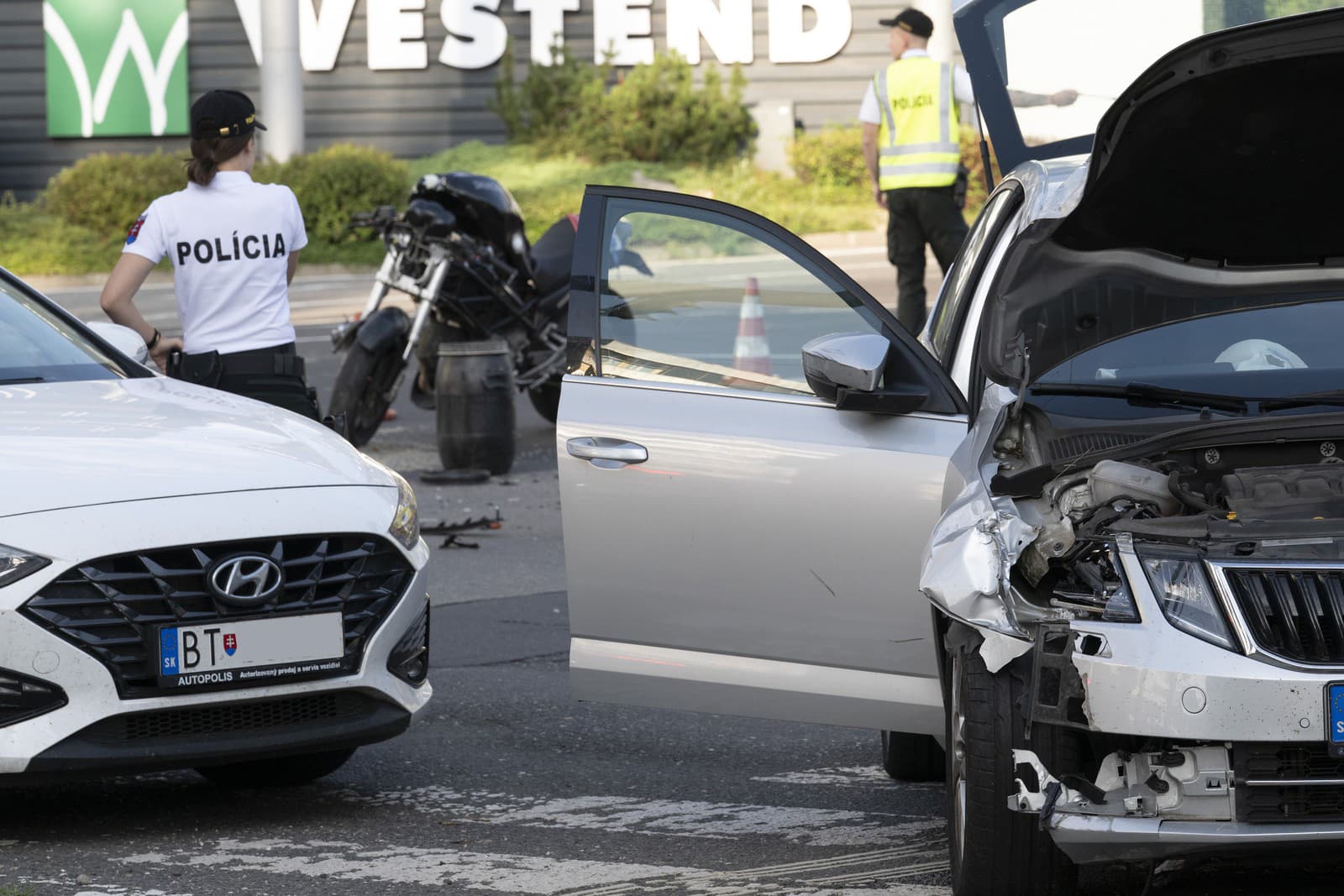 Záchranné zložky zasahujú pri nehode motorky s osobným autom na Lamačskej ceste pred Patrónkou v Bratislave