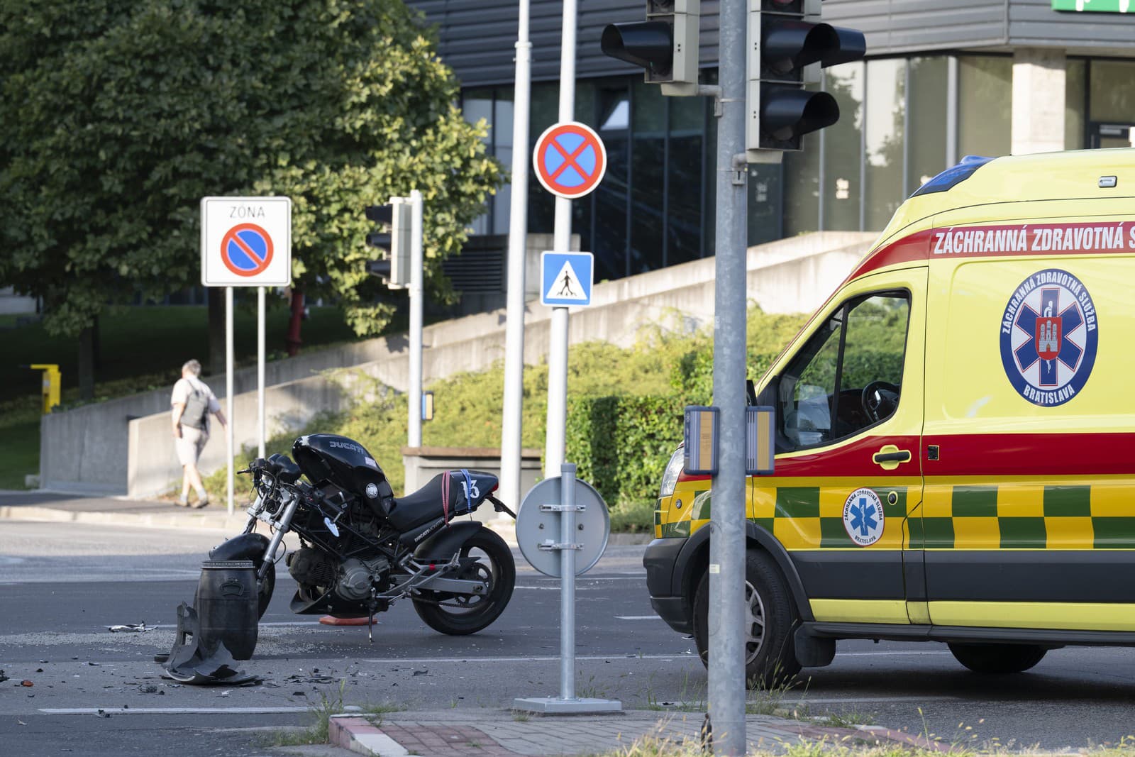 Záchranné zložky zasahujú pri nehode motorky s osobným autom na Lamačskej ceste pred Patrónkou v Bratislave