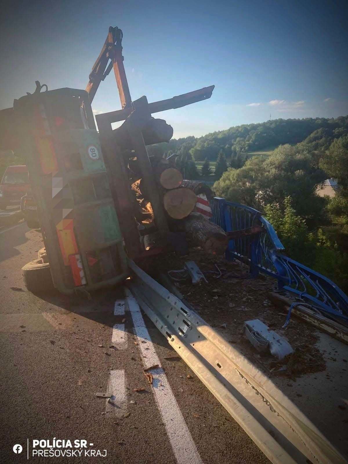 Guľatina z prívesu skončila na železničnej trati v Krásnom Brode