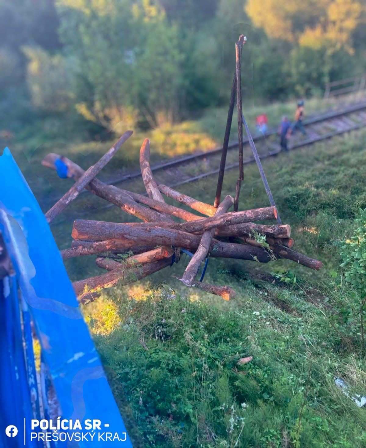 Guľatina z prívesu skončila na železničnej trati v Krásnom Brode