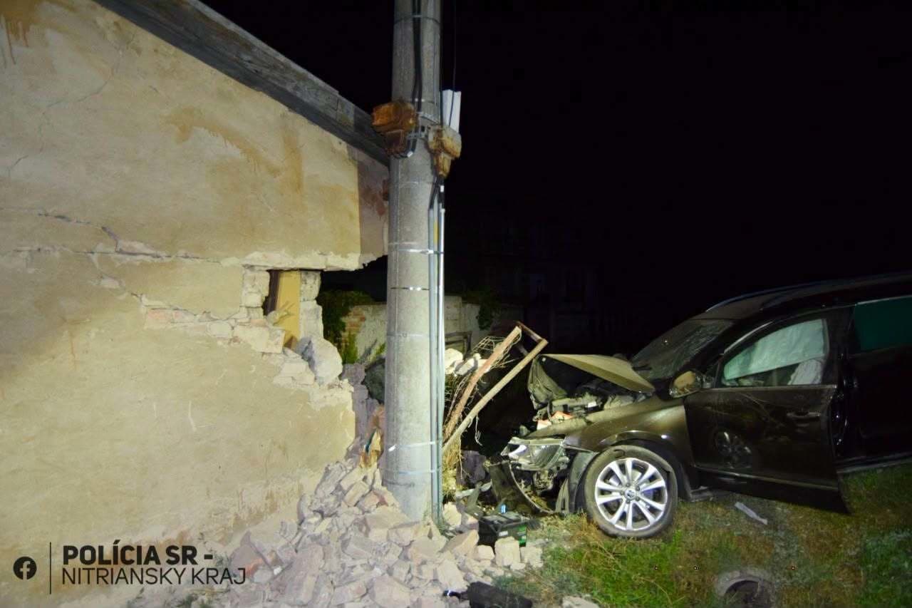 Dopravná nehoda v Dvoroch nad Žitavou, vodička zraneniam podľahla