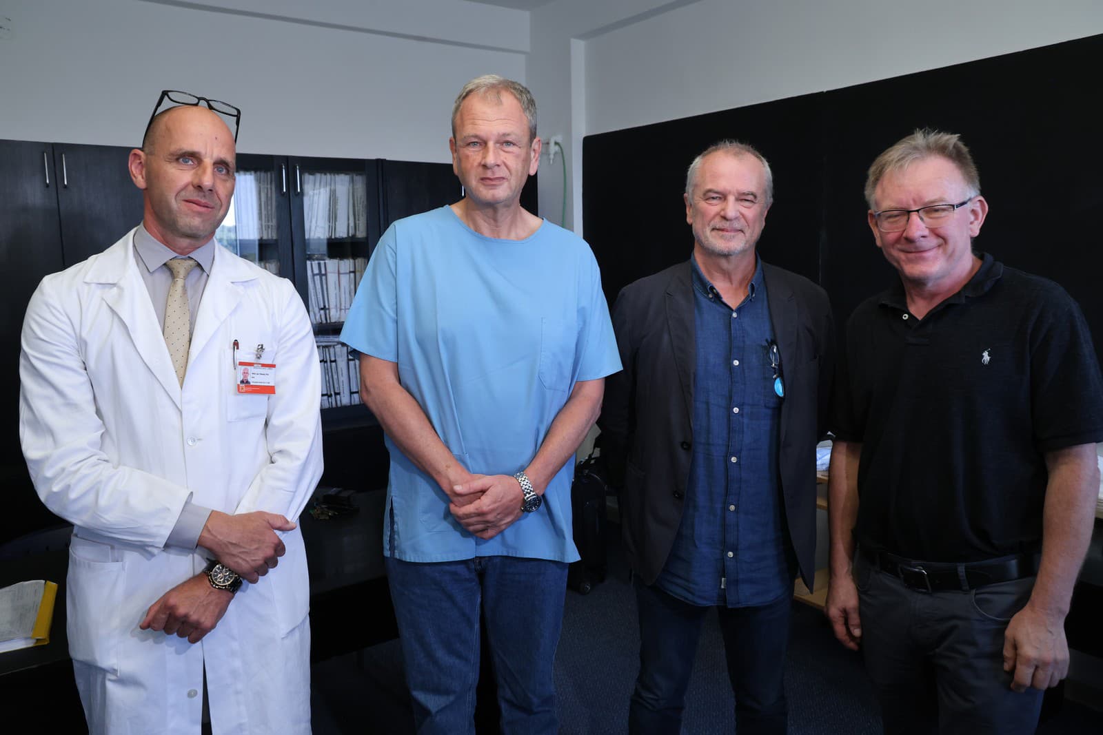 Lekári prítomní na operácii: (zľava) MUDr. Igor Tibenský, PhD., MBA - námestník pre zdravotnú starostlivosť Nemocnica akad.L.Dérera, doc. MUDr. Branislav Trebatický, PhD., - primár urologickeho oddelenia Nemocnica akad.L. Dérera, prof. Alexandre Peltier, prednosta Urologickej kliniky Jules Bordet Institute v Bruseli, ktorý vykonával operáciu a prof. MUDr. Eduard Baco, MD., PhD., z Urologickej kliniky Univerzitnej nemocnice v Osle
