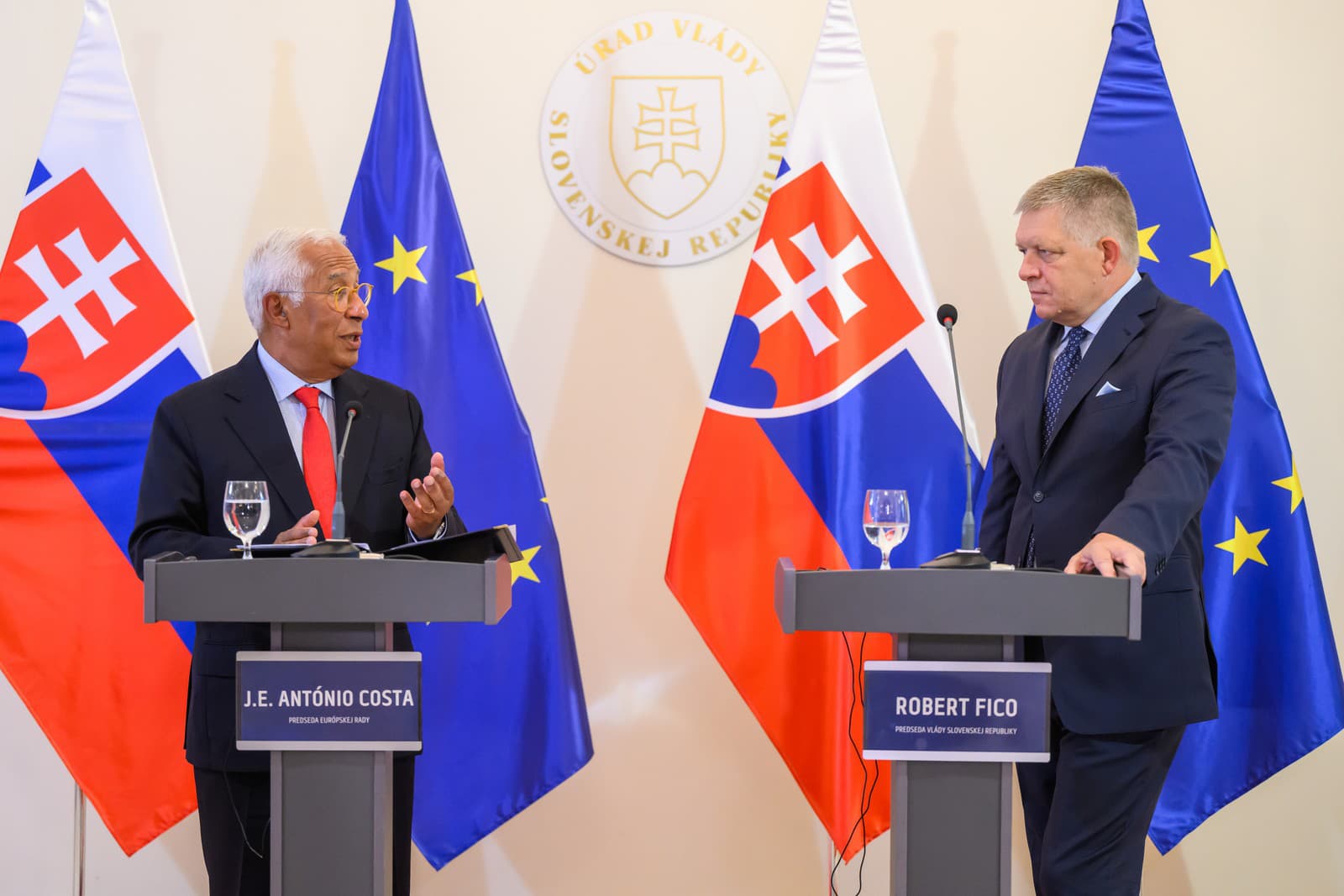 Predseda vlády SR Robert Fico (Smer-SD) a predseda Európskej rady António Costa počas tlačovej konferencie po spoločnom rokovaní na Úrade vlády SR.