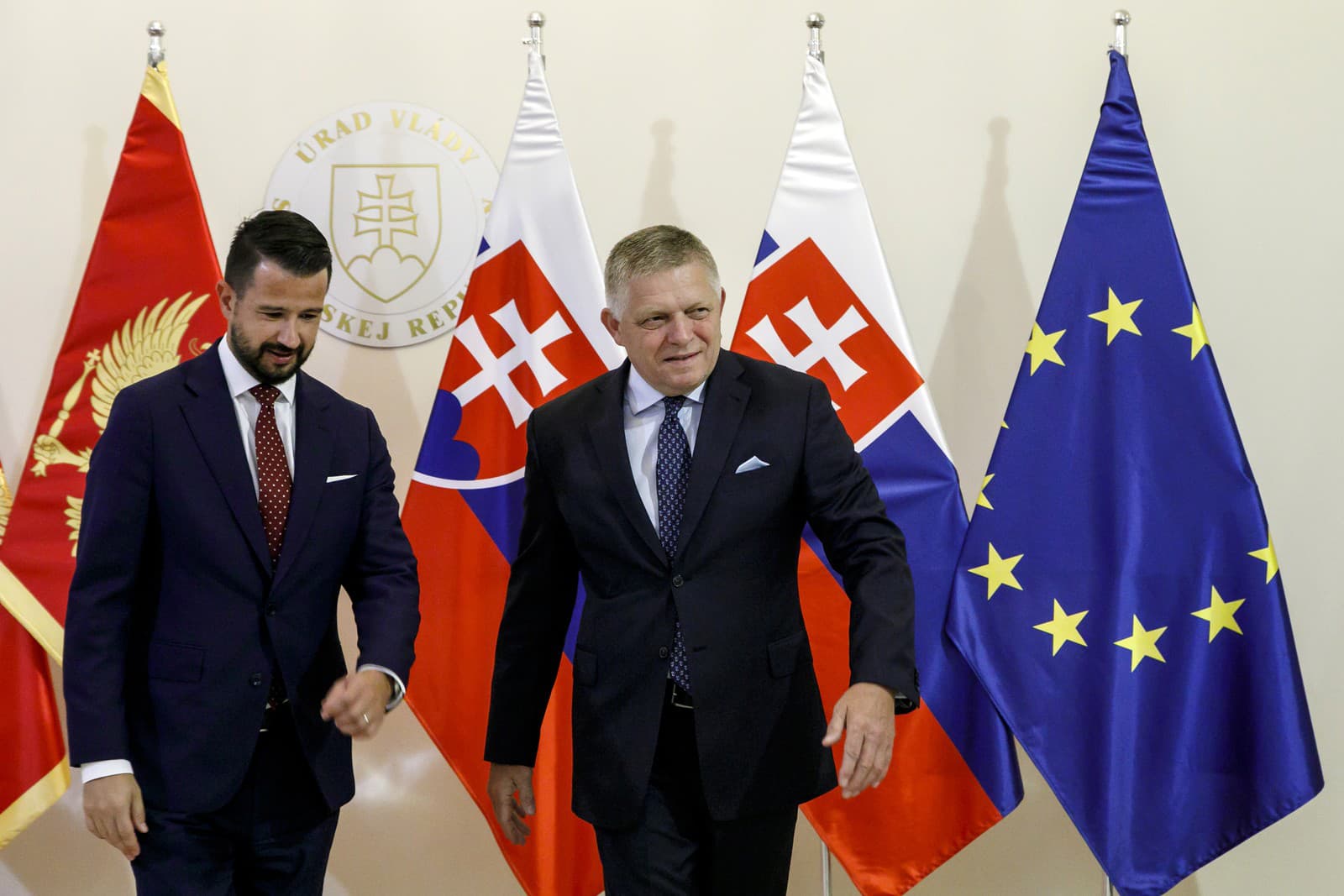 Na snímke zľava prezident Čiernej Hory Jakov Milatovič a predseda vlády SR Robert Fico pred plenárnym rokovaním na Úrade vlády SR pri príležitosti jeho oficiálnej návštevy na Slovensku.