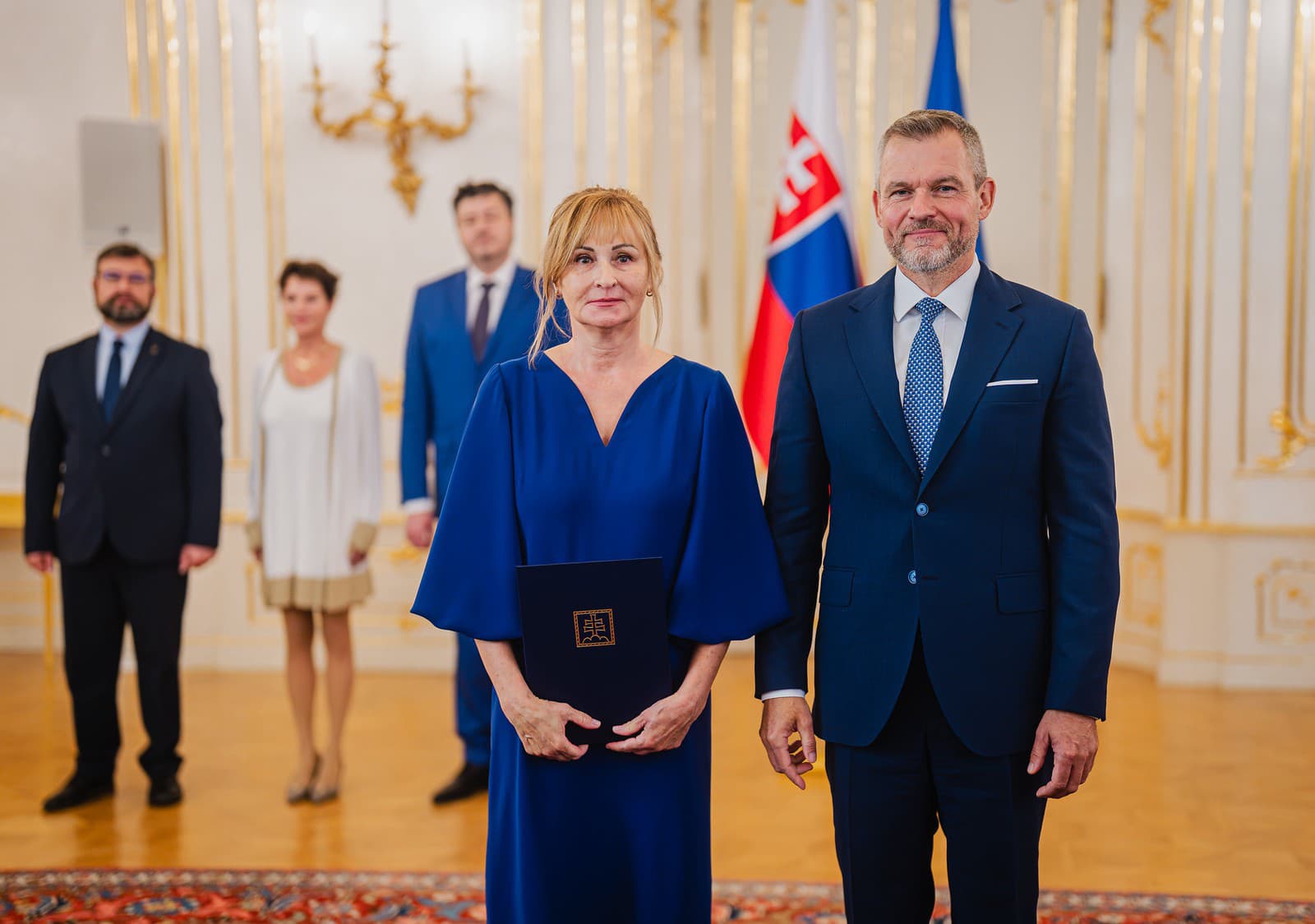 Monika Valašiková (druhá sprava), ktorú prezident SR Peter Pellegrini (vpravo) vymenoval za predsedníčku Najvyššieho správneho súdu (NSS) SR