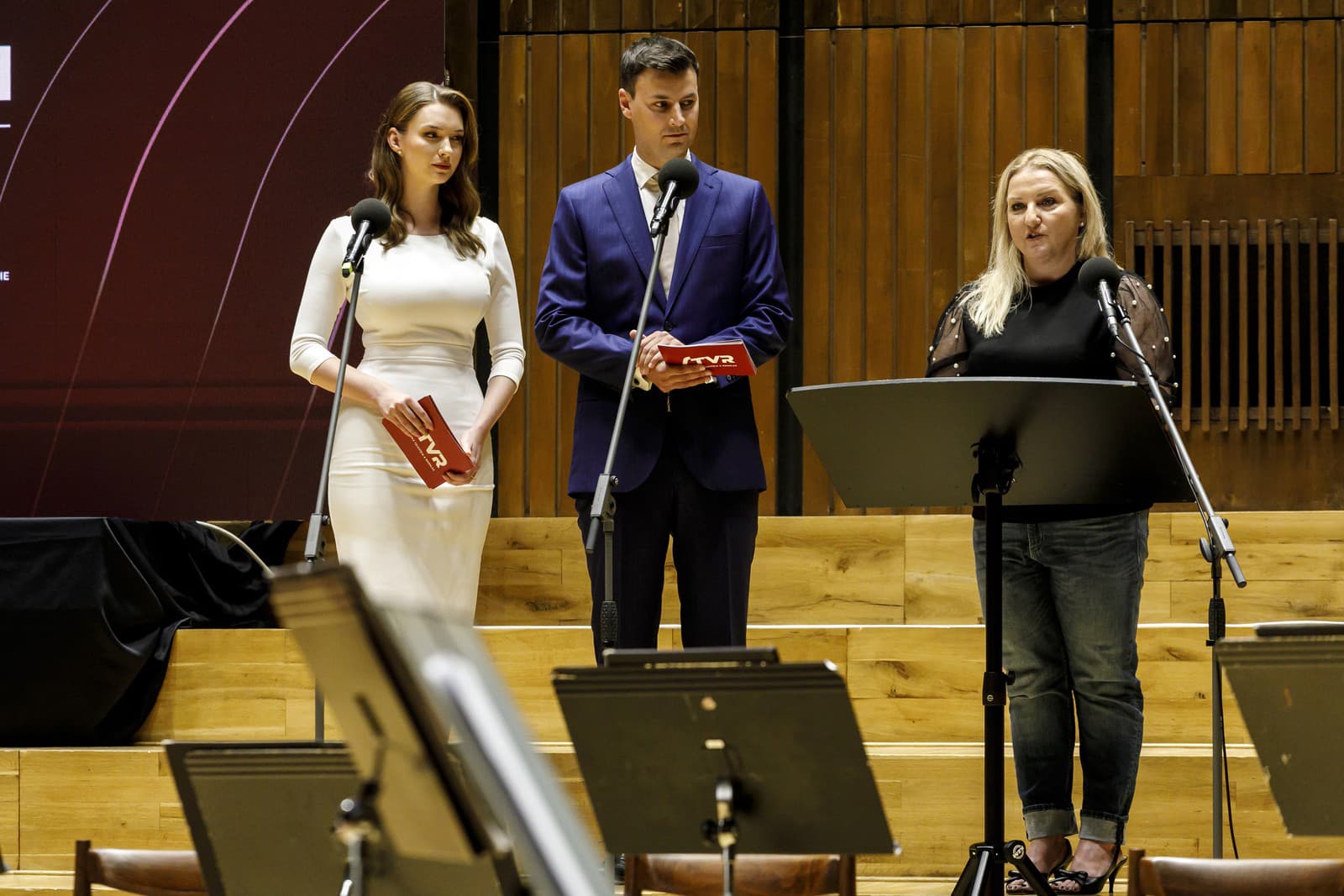 Zľava moderátori Veronika Meszárosová , Jozef Kubánek a generálna riaditeľka STVR Martina Flašíková počas podujatia Slovenskej televízie a rozhlasu Nový príbeh.