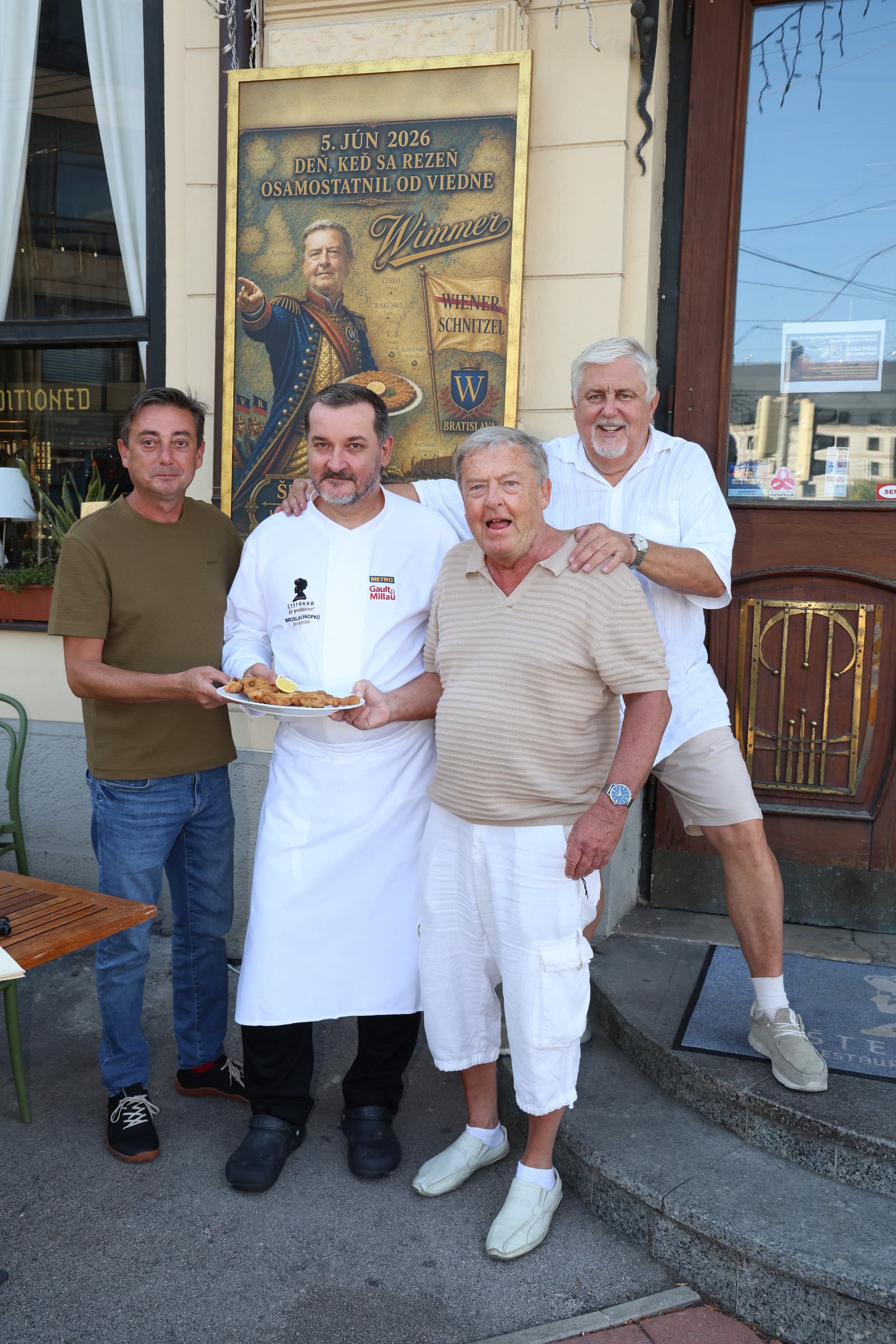 Štefan Wimmer a Oliver Andrásy odhalili podobizeň Wimmer Schnitzla v životnej veľkosti