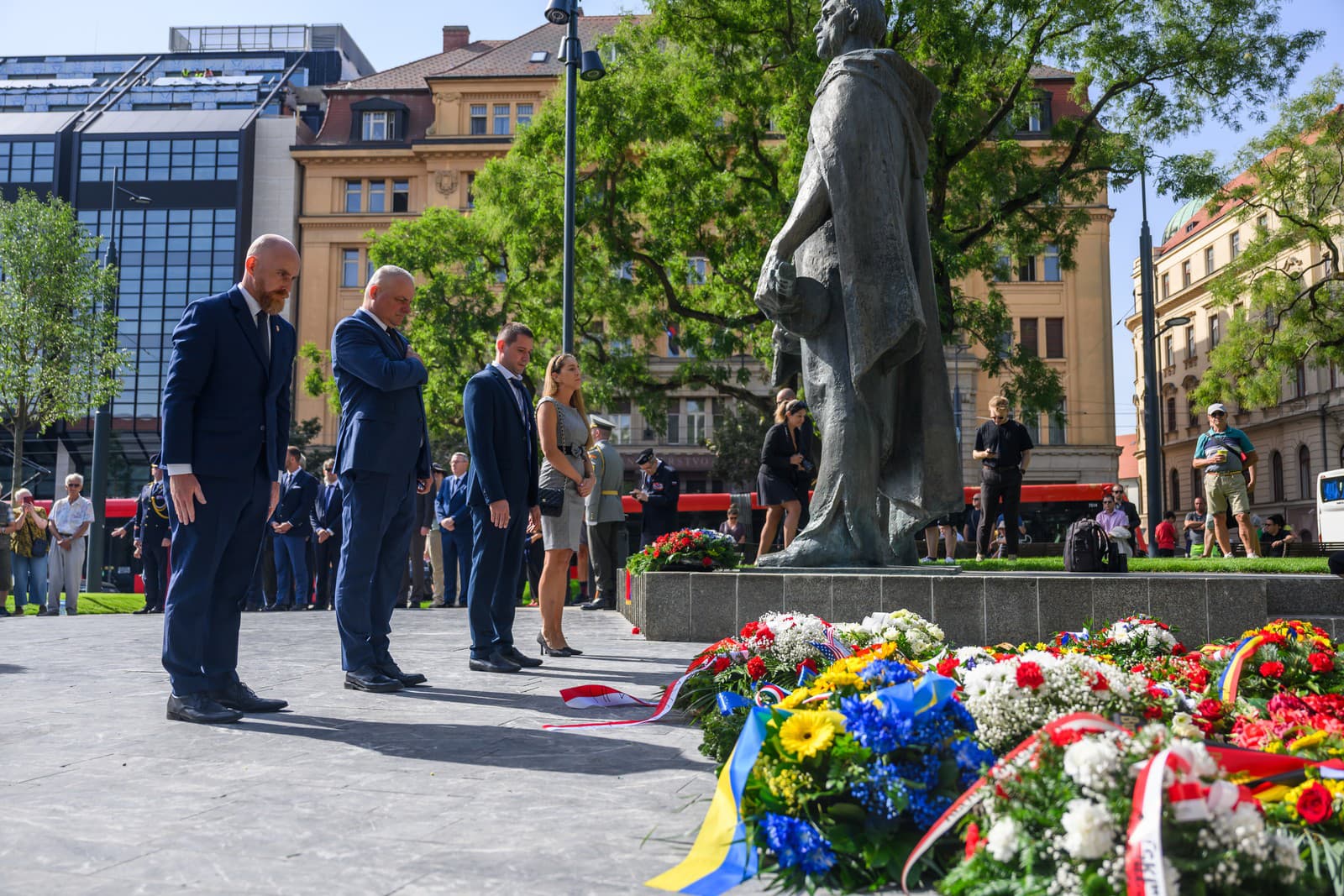 Na snímke zľava viceprimátor Bratislavy Jakub Mrva a predseda BSK Juraj Droba počas spomienkového a pietneho aktu kladenia vencov pri príležitosti 82. výročia SNP v Bratislave.