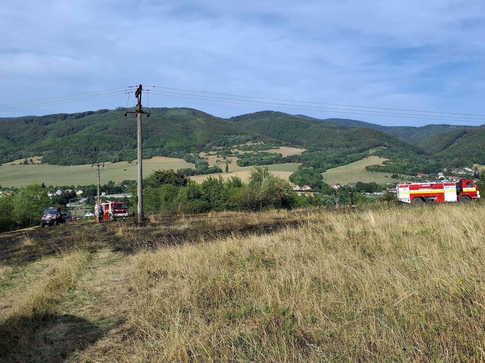 Hasiči likvidovali požiar trávnatého porastu v katastri obce Liešťany