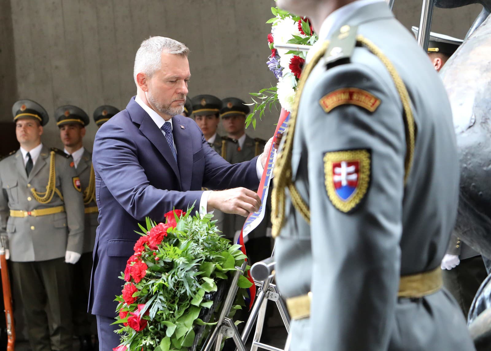 Prezident SR Peter Pellegrini počas kladenia vencov na oslavách 82. výročia Slovenského národného povstania (SNP) v Banskej Bystrici