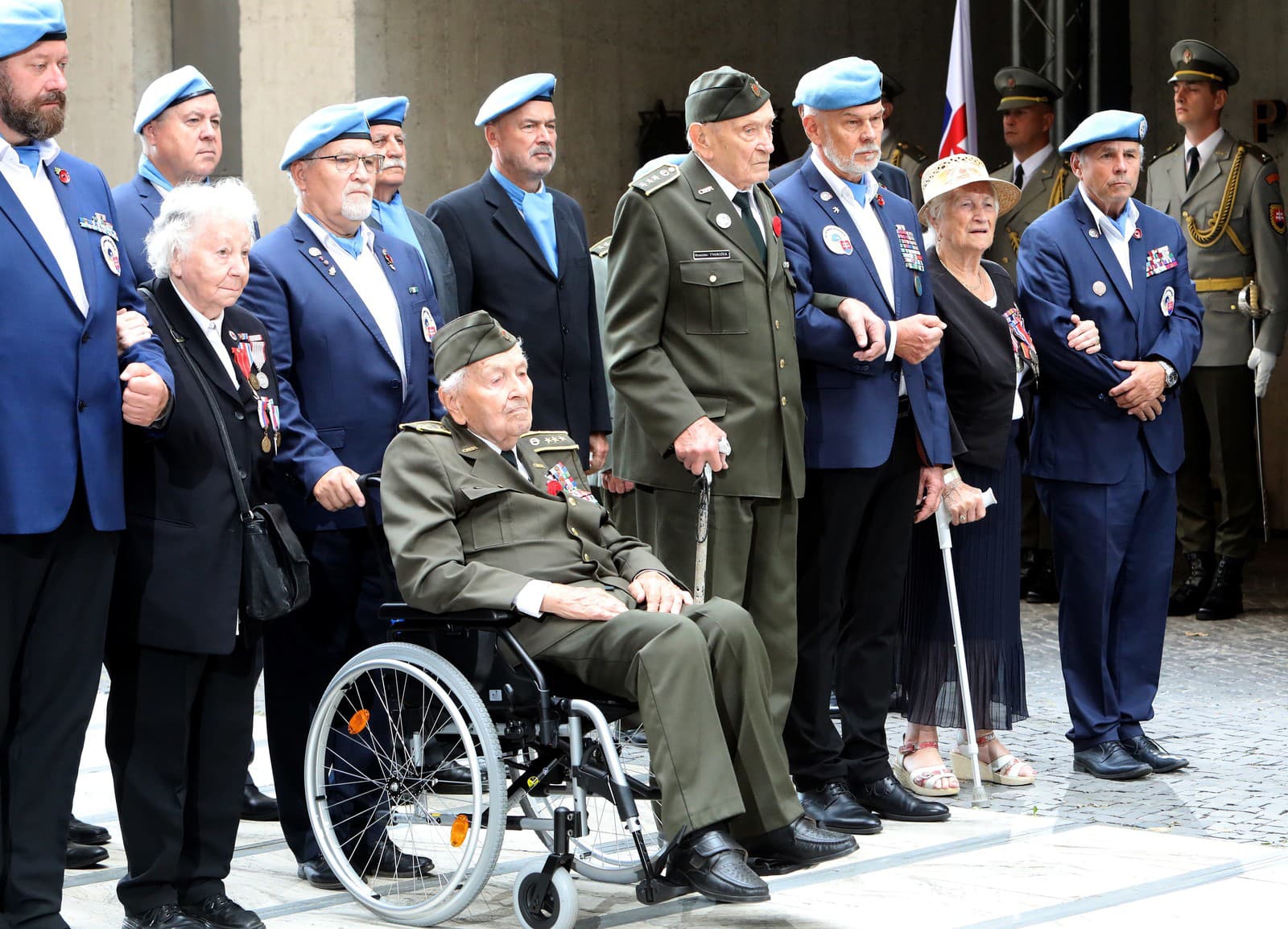 Zľava vojnový veterán a účastník Slovenského národného povstania (SNP) Vladimír Strmeň a vojnový veterán a účastník Slovenského národného povstania (SNP) Branislav Tvarožek počas kladenia vencov na oslavách 82. výročia Slovenského národného povstania (SNP) v Banskej Bystrici
