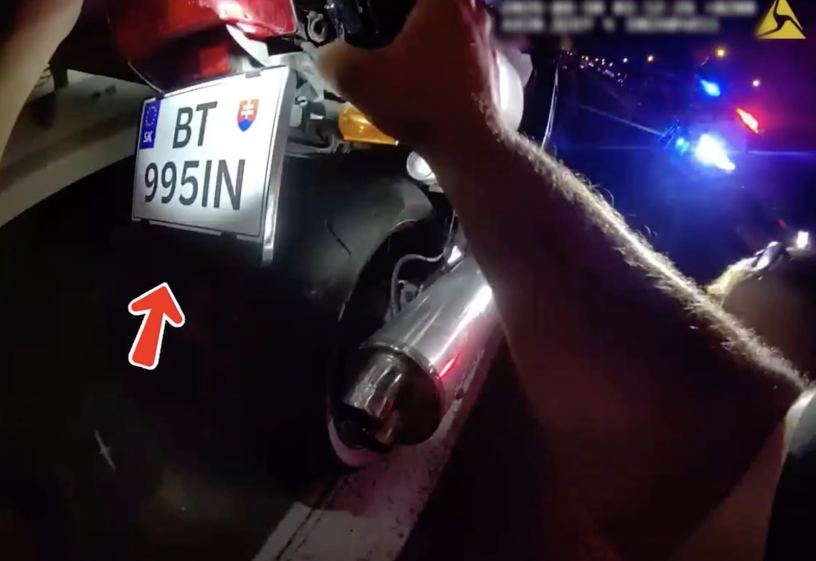 Polícia prenasledovala vodiča motocykla s falošnou EČV.