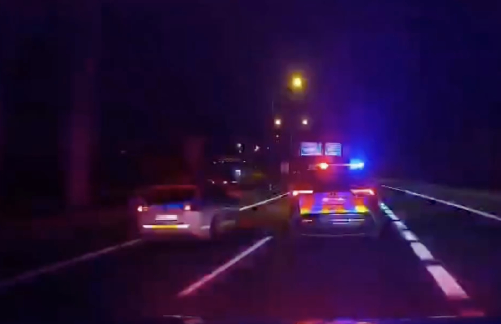 Polícia prenasledovala vodiča motocykla s falošnou EČV.