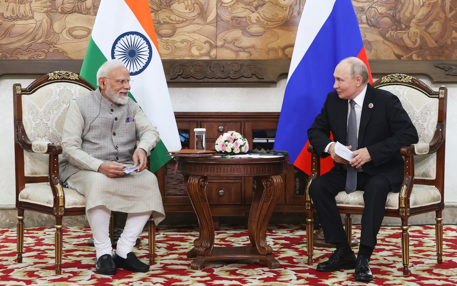 Na snímke ruský prezident Vladimir Putin (vpravo) a indický premiér Naréndra Módí pózujú počas stretnutia na okraj summitu Šanghajskej organizácie pre spoluprácu.