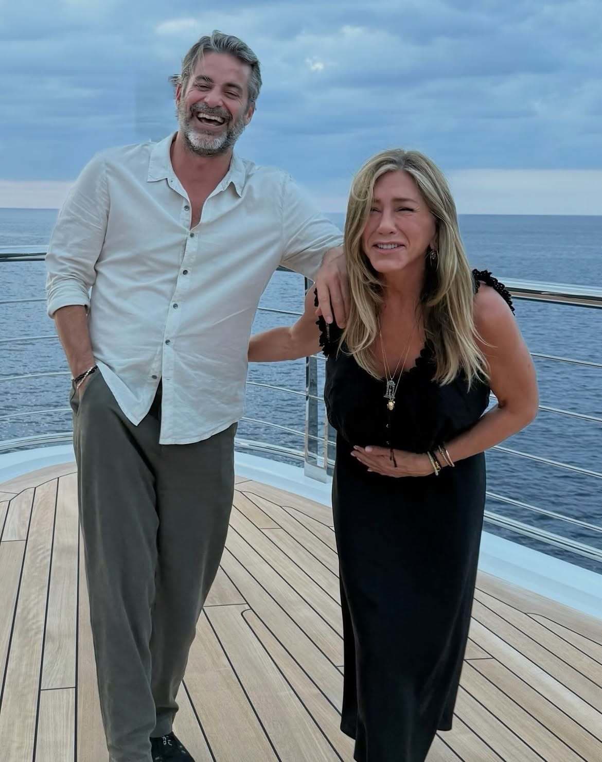 Jennifer Aniston už pár mesiacov randí s koučom Jimom Curtisom 