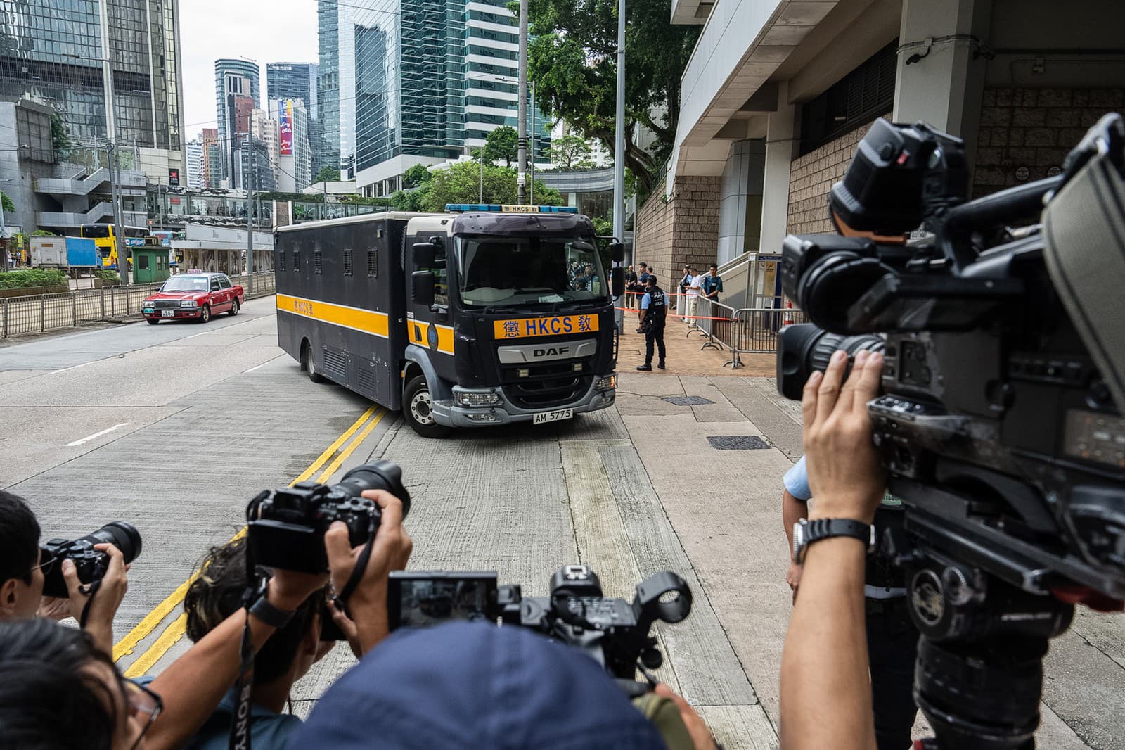Vozidlo oddelenia nápravných služieb prichádza k Najvyššiemu súdu v Hongkongu.