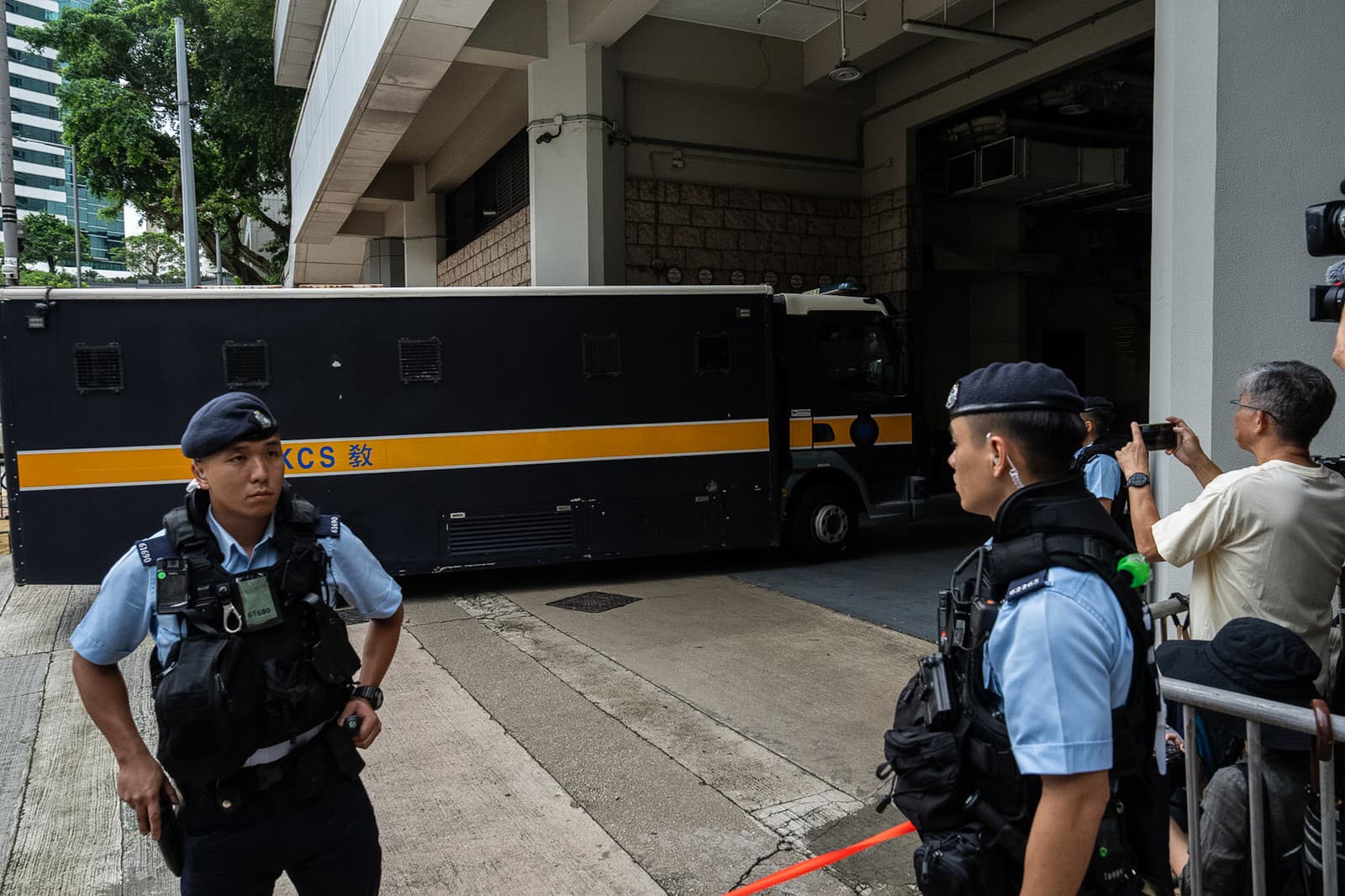 Vozidlo oddelenia nápravných služieb prichádza k Najvyššiemu súdu v Hongkongu.